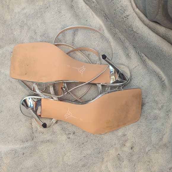 ELIZABETH SILVER DOUBLE BOW HEELS - Picture 4 of 5